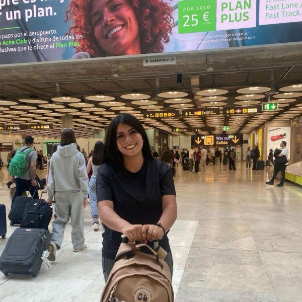 Pasajera Mia Travelling en aeropuerto